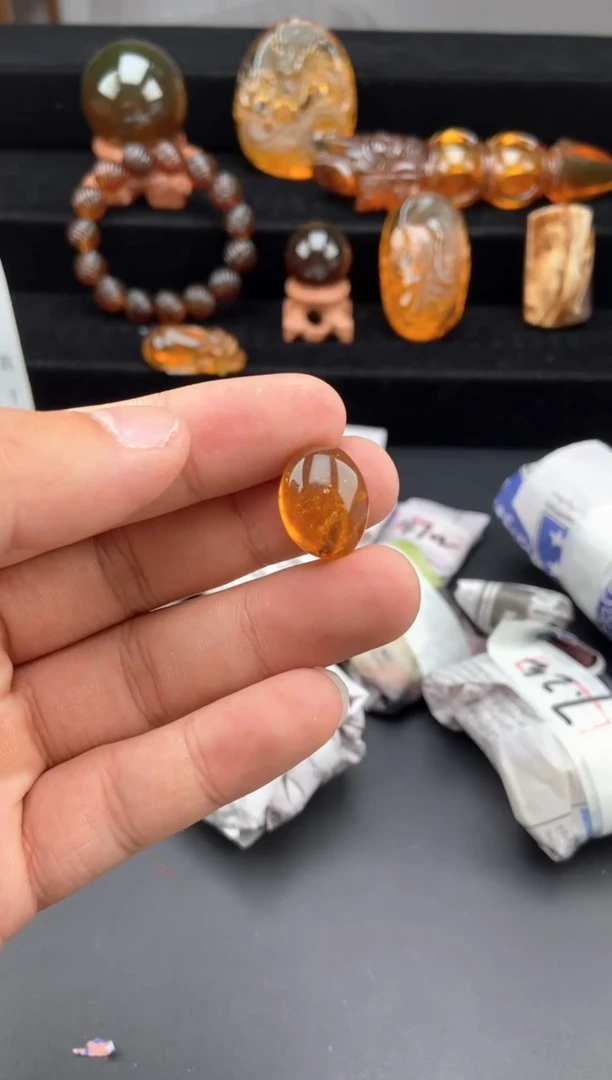 未镶嵌颈饰琥珀虫珀戒面