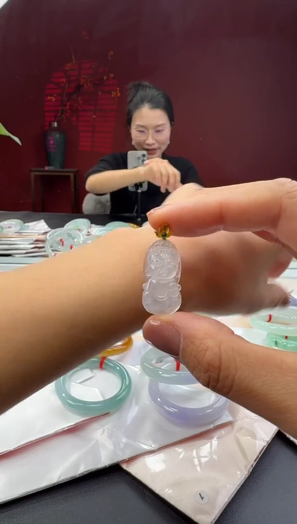 颈饰18K金镶嵌翡翠宝宝佛