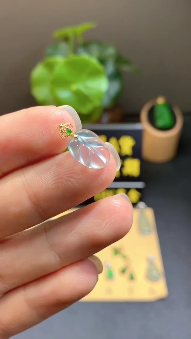 颈饰18K金镶嵌翡翠翡翠A货
