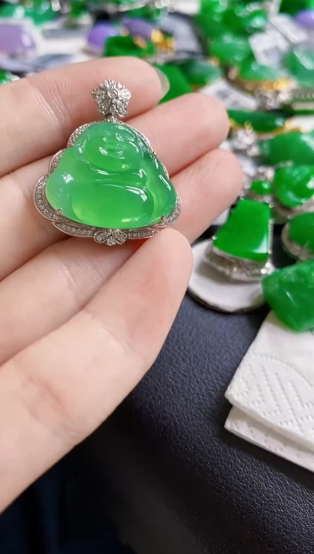 颈饰18K金镶嵌翡翠佛