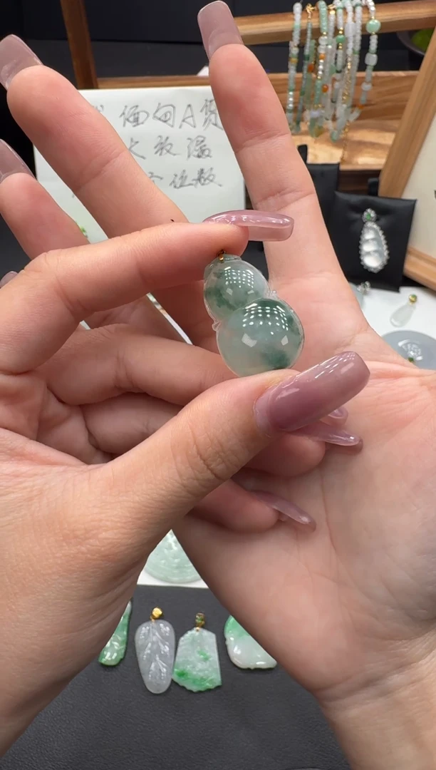 18K金扣头翡翠A货葫芦