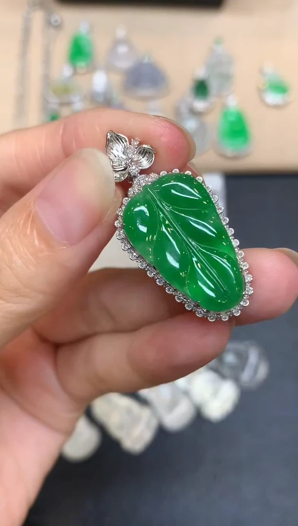 颈饰18K金镶嵌翡翠树叶【无服务费