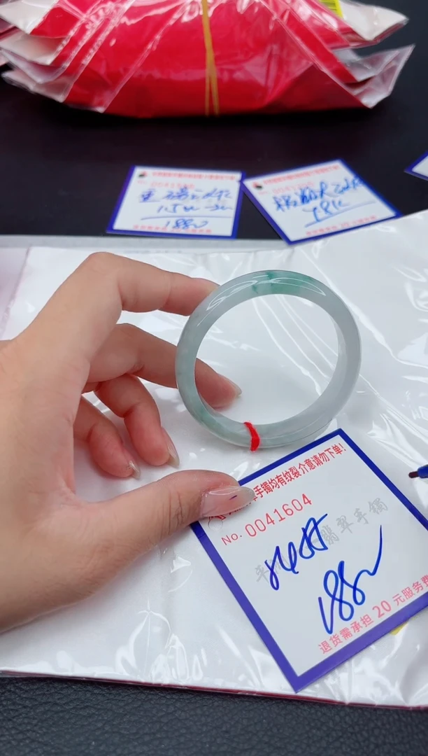 翡翠手镯未镶嵌1