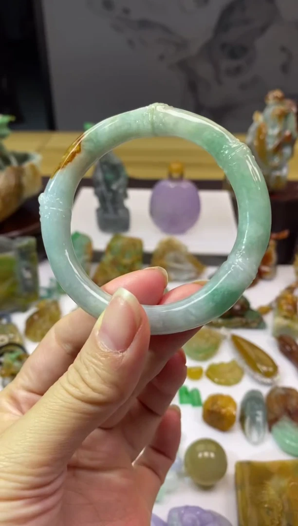 翡翠手镯未镶嵌翡翠手镯