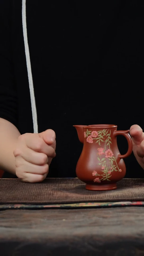 泥绘花卉紫砂公道杯