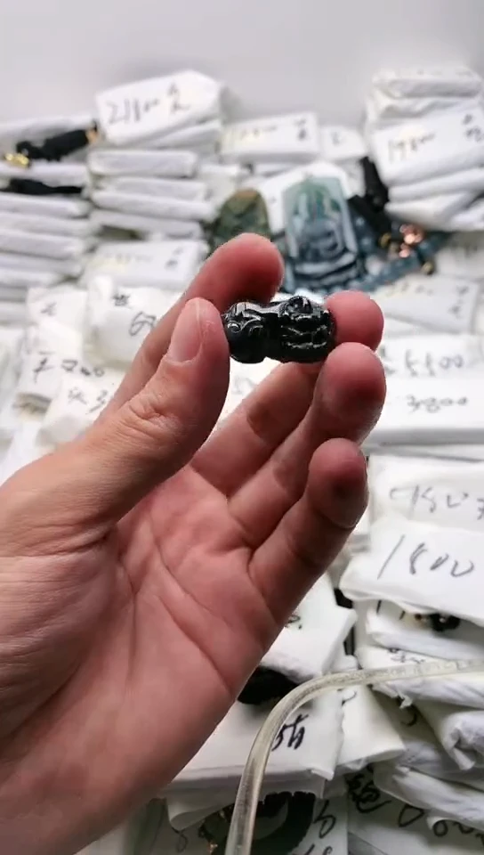 翡翠未镶嵌颈饰貔貅