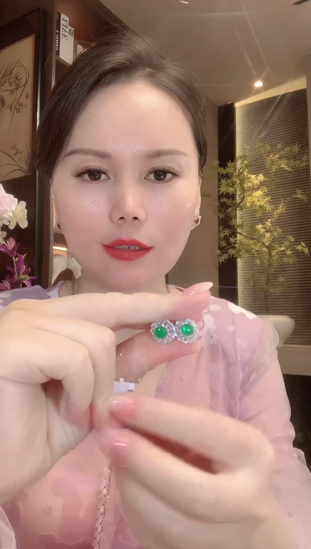 18K金镶嵌耳饰祖母绿C46