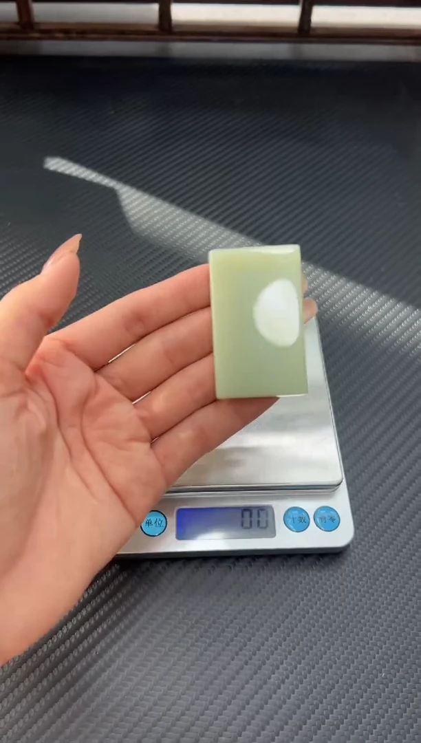 吊坠(赠链)未镶嵌和田玉且末微色差迪克兰二细吊坠J