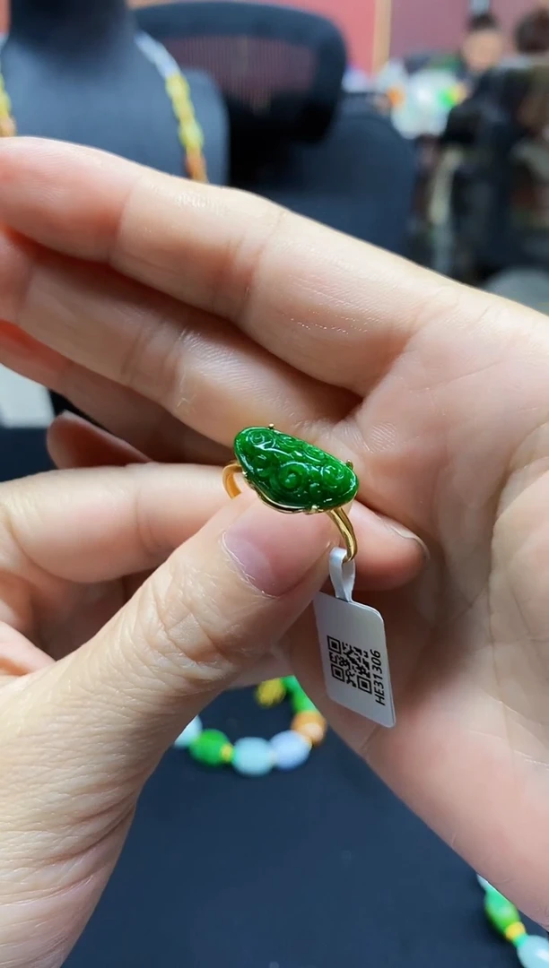 颈饰未镶嵌翡翠戒指