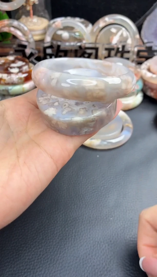 未镶嵌手镯（圆镯）石英质玉57