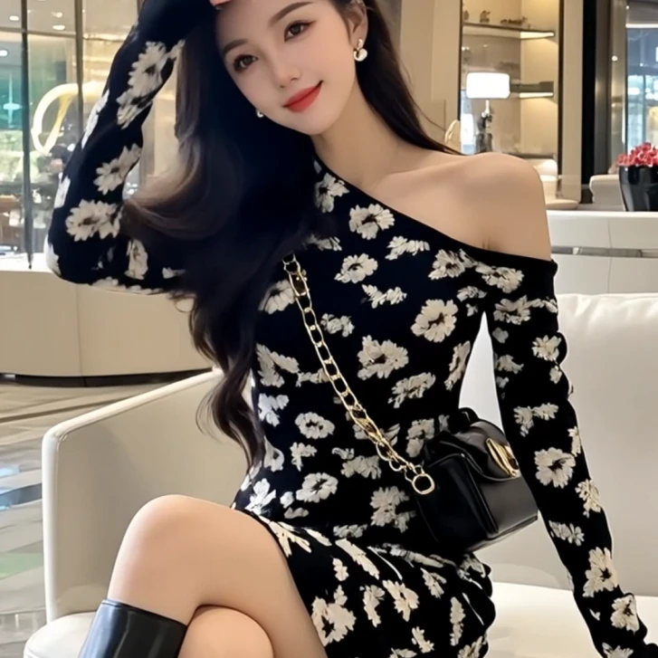 时尚性感辣妹气质性感斜肩连衣裙秋冬2025女新款修身显瘦包臀短裙