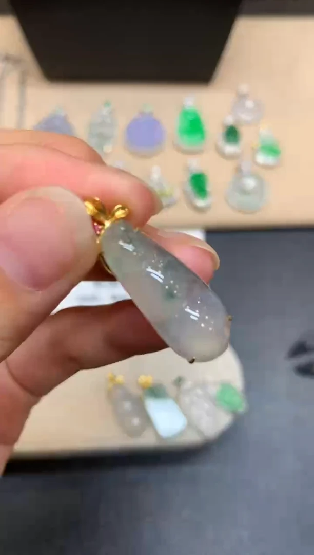 颈饰18K金镶嵌翡翠福豆【无服务费