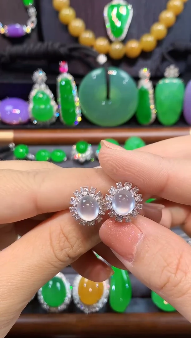 18K金镶嵌翡翠耳饰耳钉