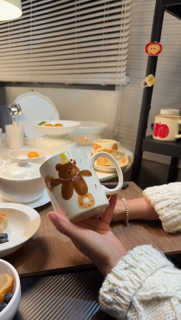 骨瓷饼干小熊手绘杯子