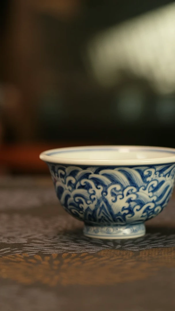 Z***腾仿明青花江崖海水龙纹压手