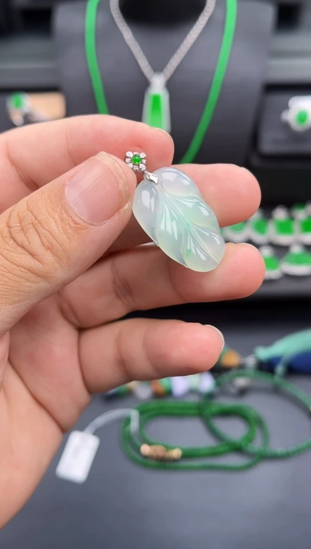 吊坠(不含链)18K金镶嵌翡翠多人