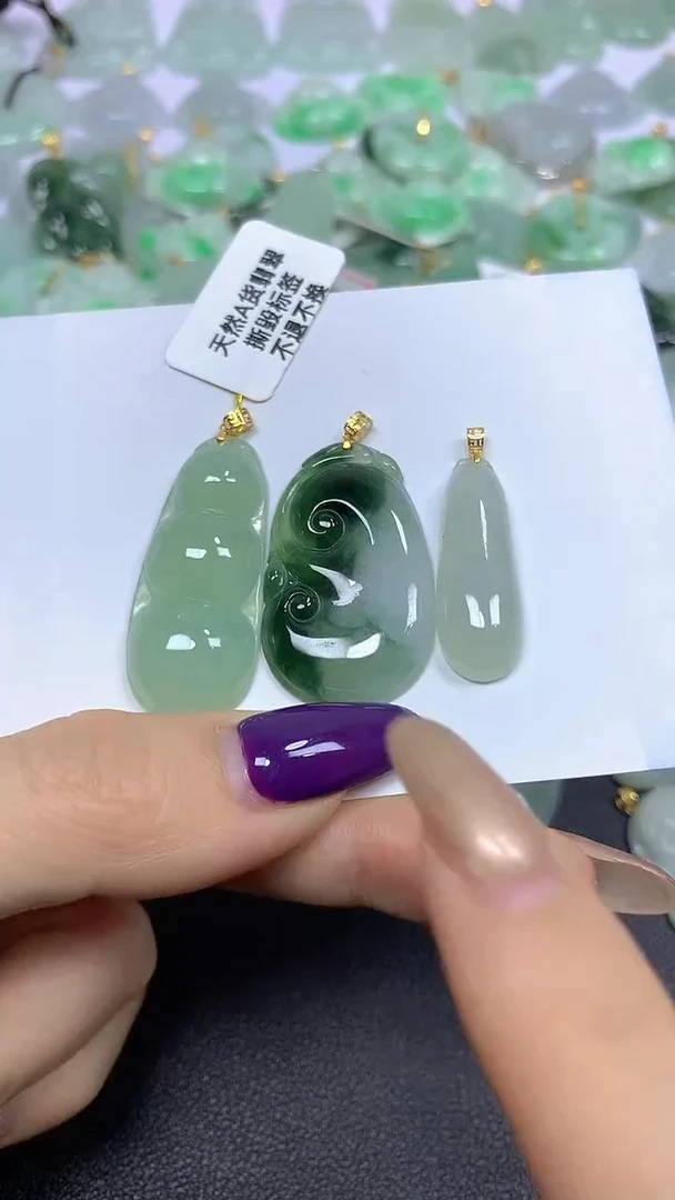 颈饰18K金镶嵌翡翠