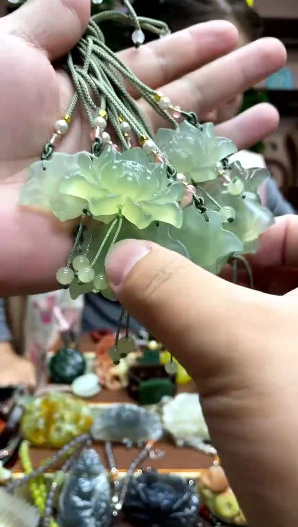 未镶嵌岫玉颈饰多样性发货发其中之一