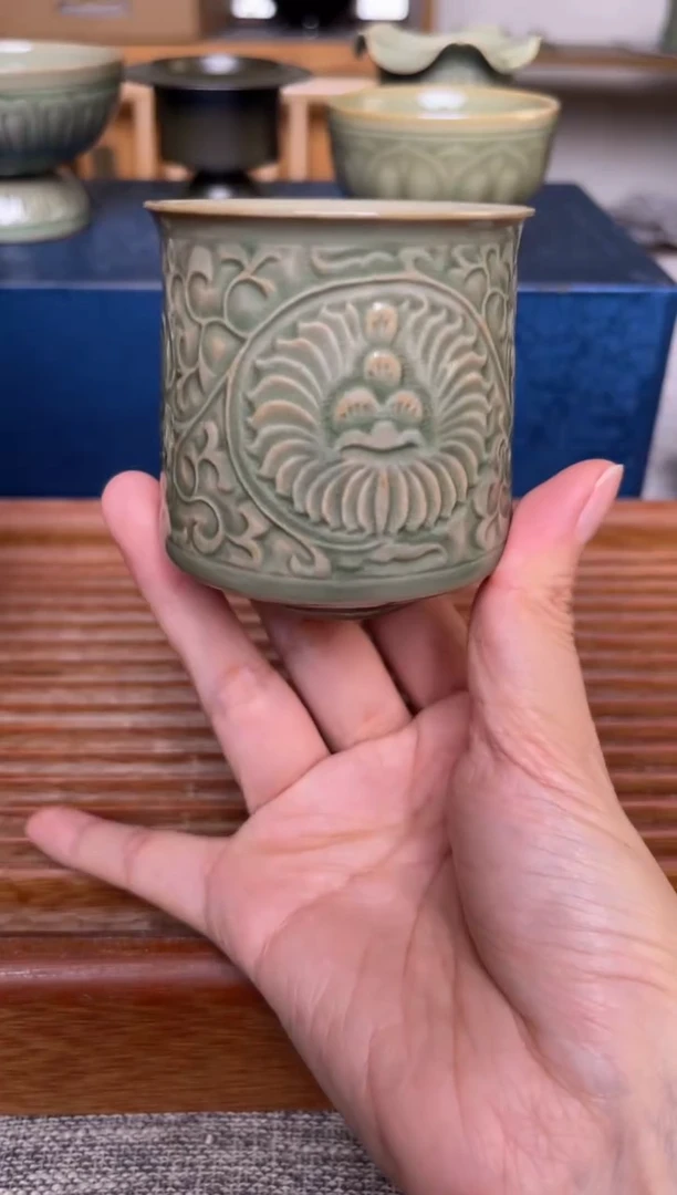 瓷器秘色菊纹束口杯 微瑕