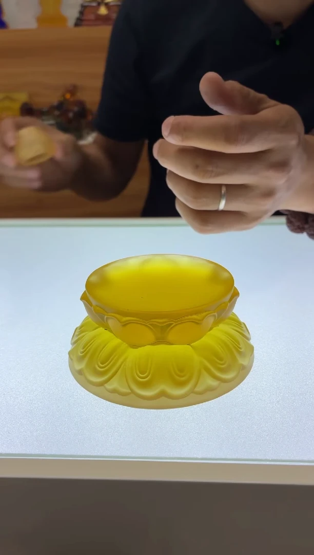 琉璃手工艺品双层莲花底座10*4公分琥珀色