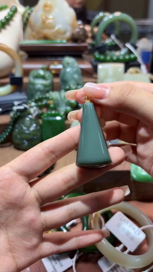 颈饰18K金镶嵌和田玉（碧玉）1