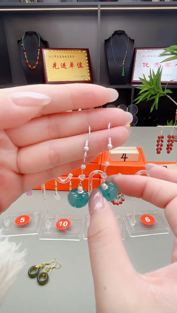 未镶嵌石英质玉（天山翠）耳钉W05