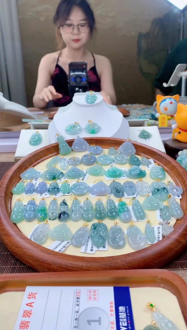 翡翠18K金镶嵌颈饰天然A货翡翠挂件