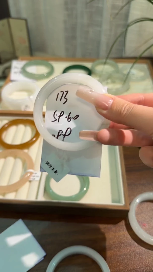 未镶嵌手镯石英质玉133