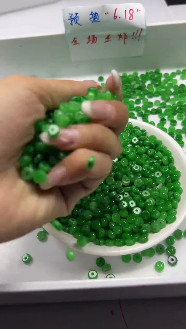 翡翠未镶嵌颈饰w1700辣绿翡算盘6*3mm*30颗