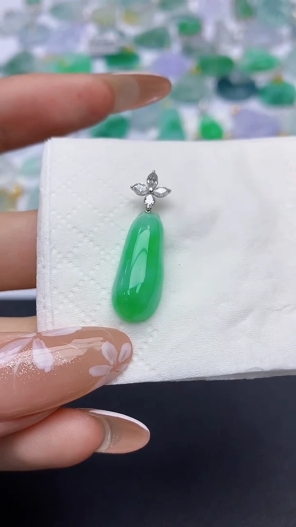 颈饰18K金镶嵌翡翠A货假一赔三支持复检百元上九元证书费自理