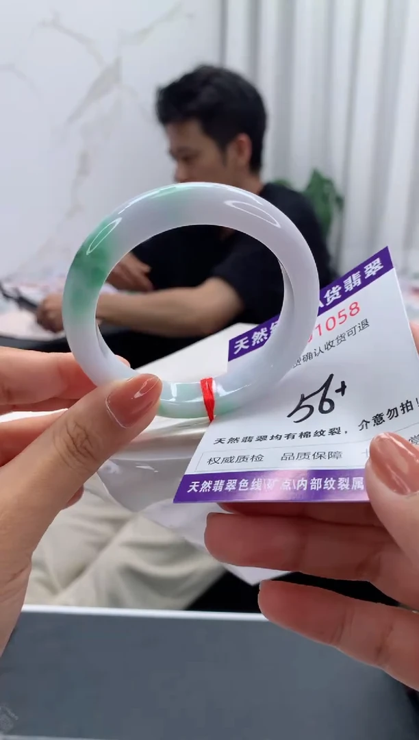 未镶嵌手镯翡翠w*有纹，完美者勿拍