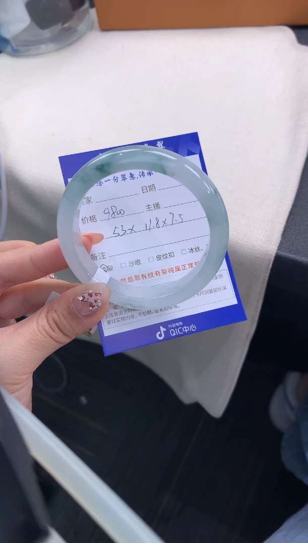 未镶嵌手镯翡翠退货需手镯吊牌标签完好