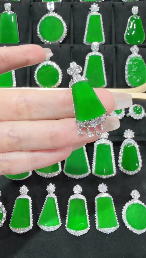 颈饰18K金镶嵌翡翠无事牌天然A货翡翠72h鉴赏期