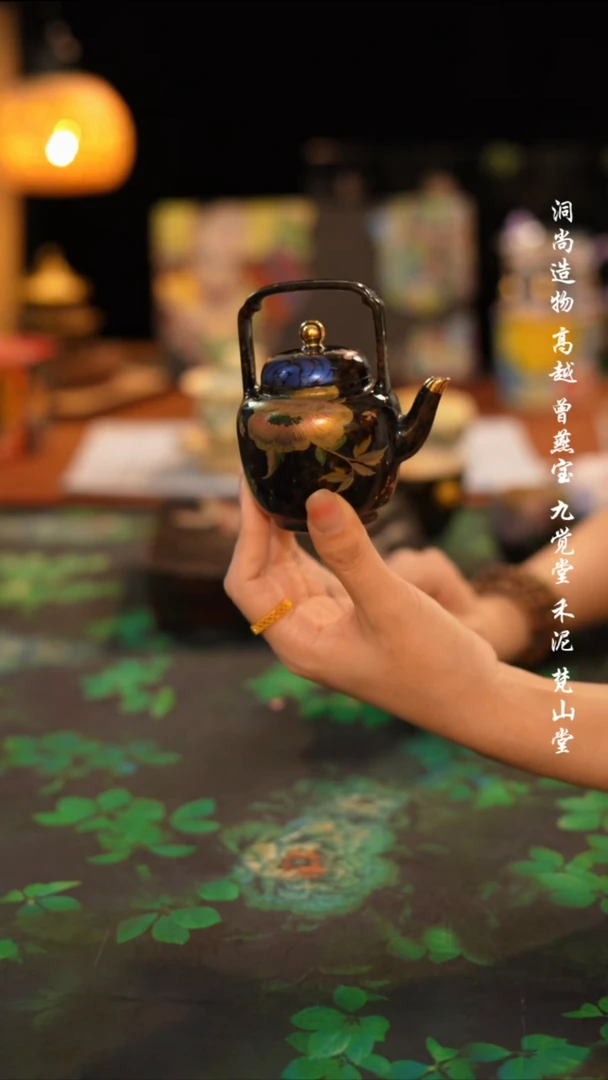 缂丝提梁壶········