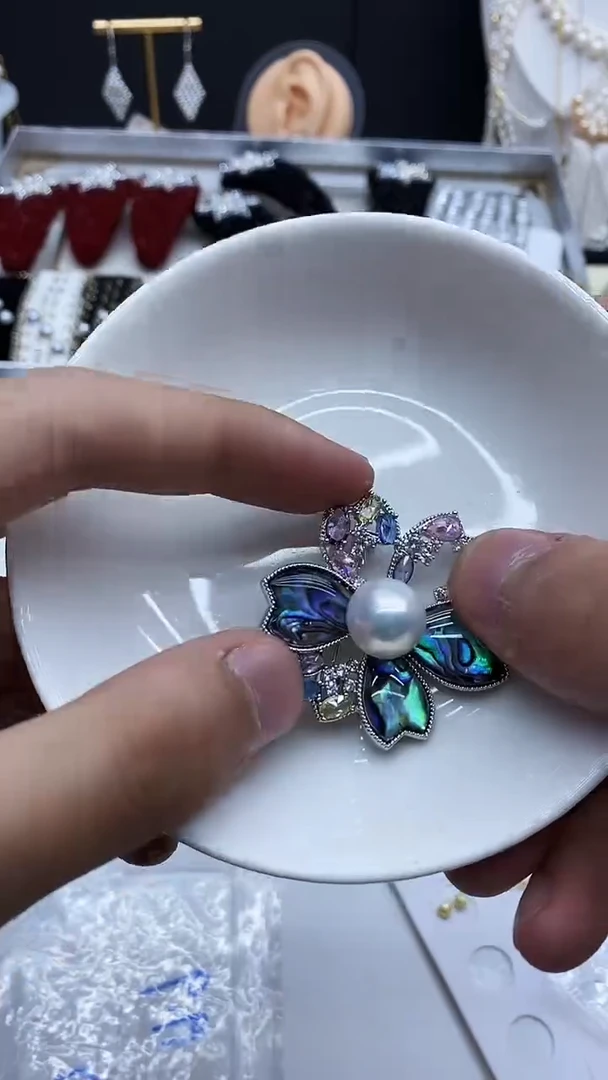 未镶嵌胸饰淡水珍珠多样性发其一