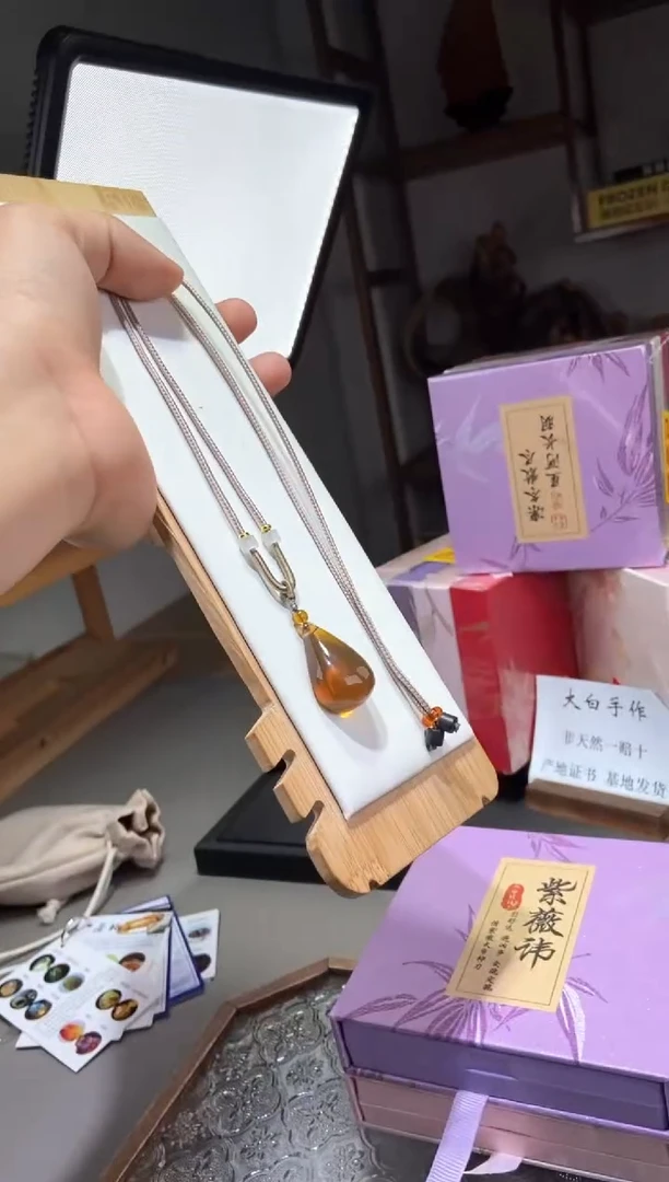 琥珀颈饰未镶嵌金棕珀小水滴吊坠