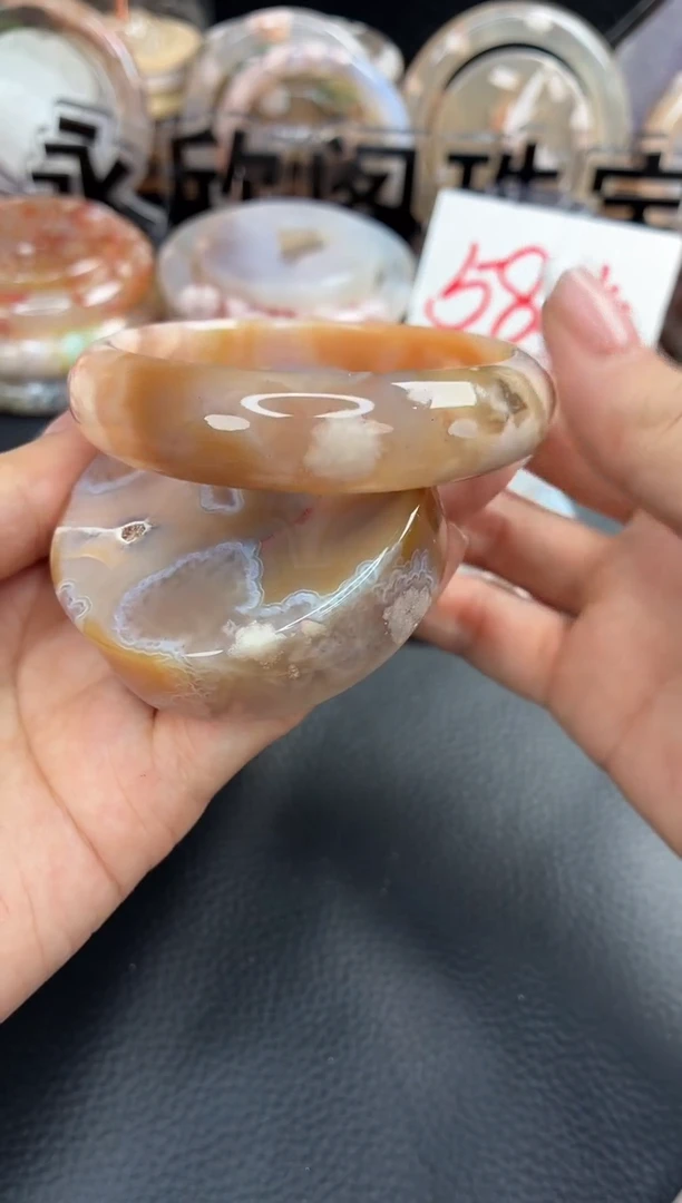 未镶嵌手镯（圆镯）石英质玉59