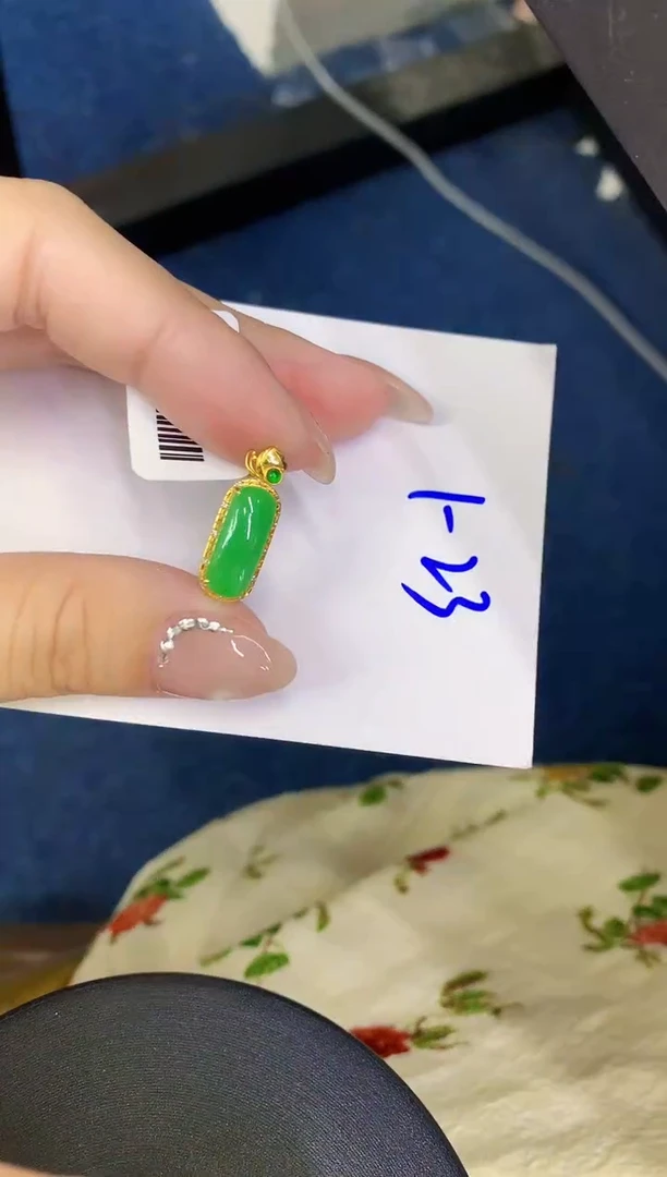 翡翠18K金镶嵌颈饰缅甸天然翡翠A货