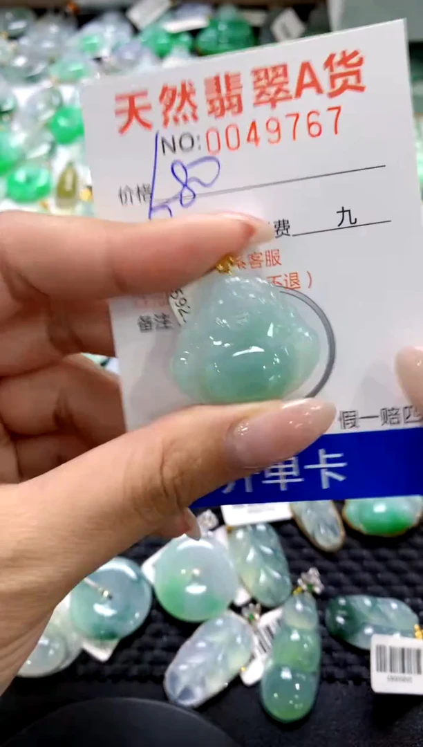 翡翠18K金镶嵌颈饰1111111111111111