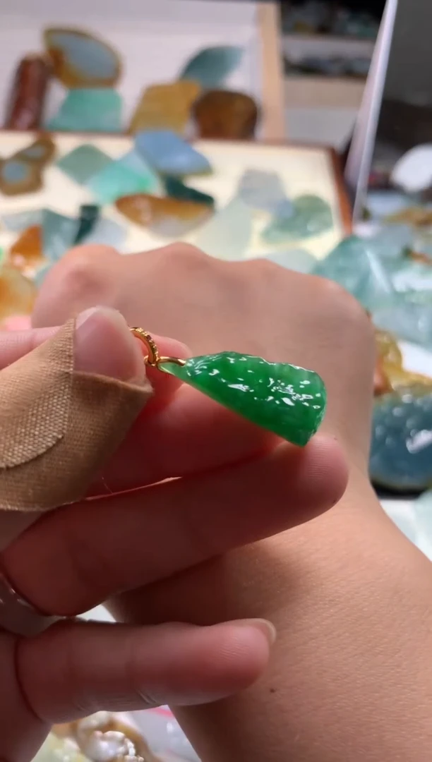 【闪购商品】翡翠颈饰18K金镶嵌吊坠