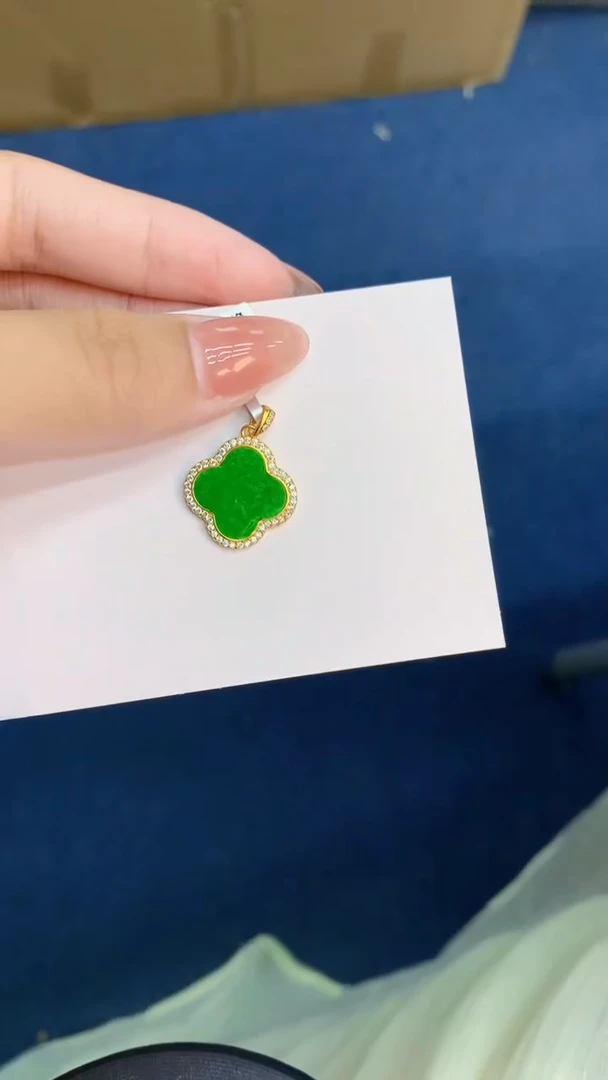 翡翠未镶嵌颈饰           1