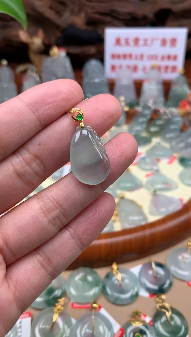 【闪购商品】翡翠颈饰18K金镶嵌福瓜