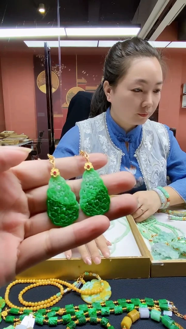 颈饰未镶嵌翡翠耳饰