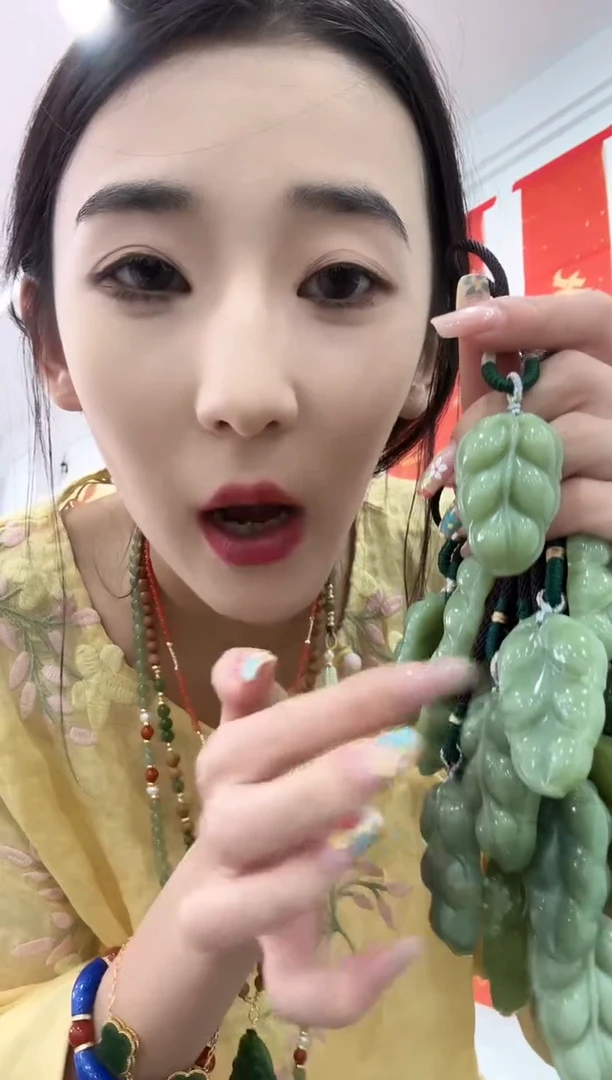 岫玉未镶嵌颈饰湖水绿金枝玉叶