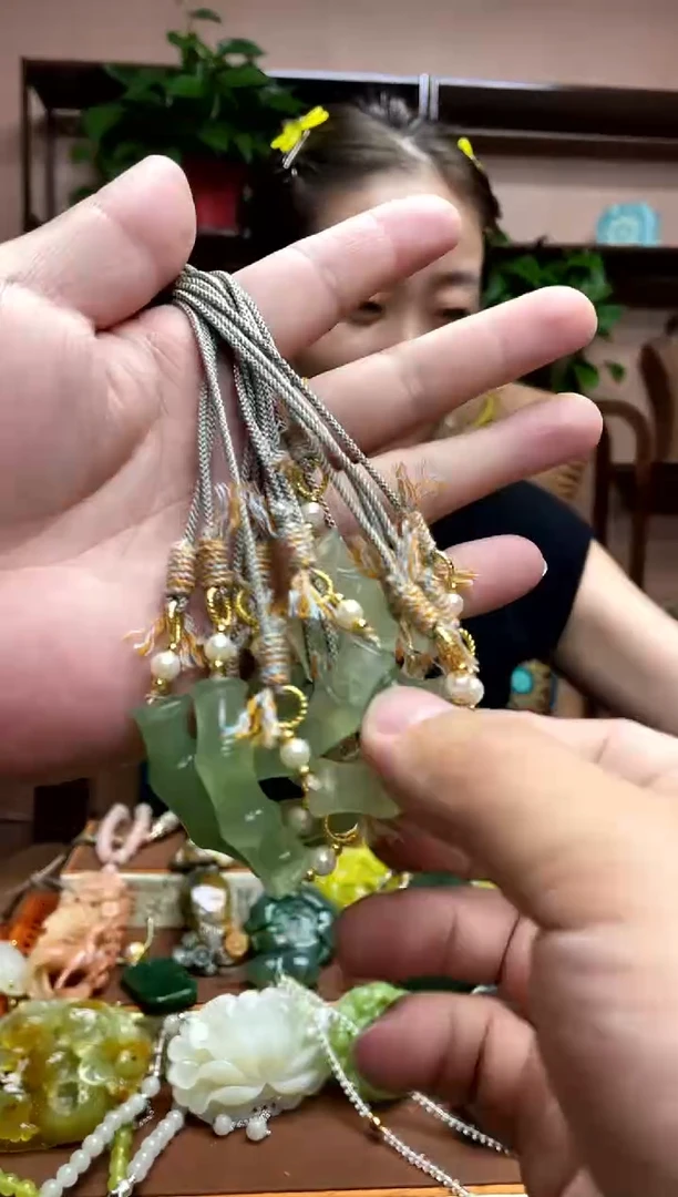 未镶嵌岫玉吊坠多样性发货发其中之一