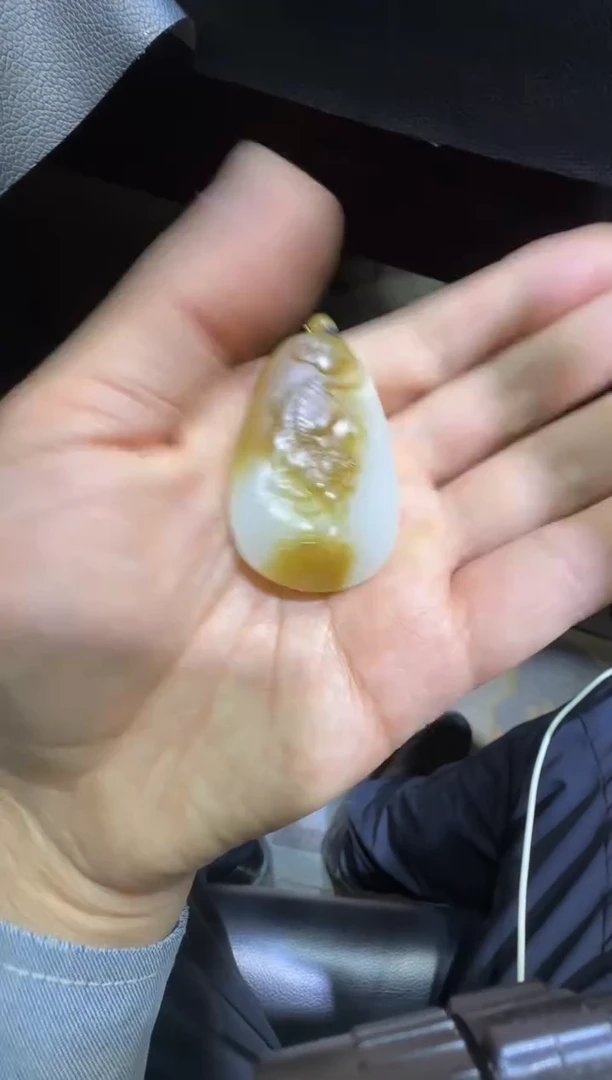 吊坠(赠链)未镶嵌和田玉金山糖白挂件（产地直发）