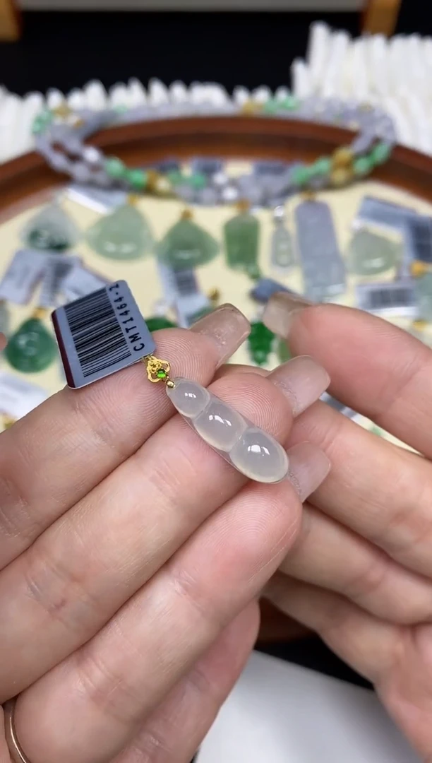 吊坠(不含链)18K金镶嵌翡翠豆子18K金扣镶嵌@@CMT1464-2