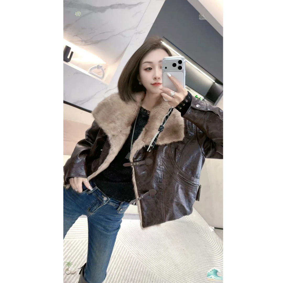 熙薇【​​​暖酷有型】2025冬季复古油蜡皮进口青根貂大毛领外套H6163