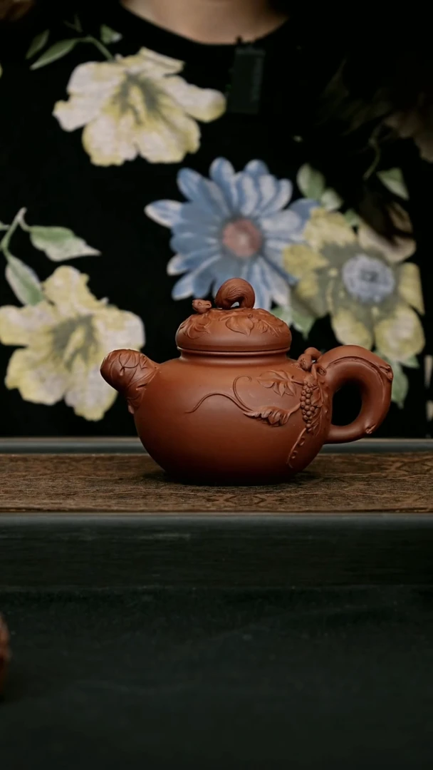 茶壶紫砂道洪 款松鼠葡萄壶 一物见春