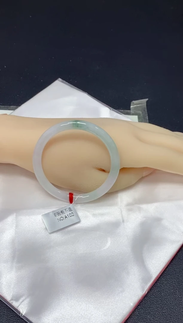 翡翠手镯未镶嵌手镯